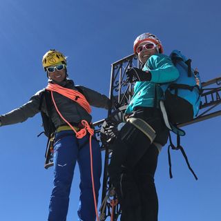 François Cazzanelli e Valentina Greggio sulla croce in vetta al Cervino