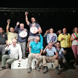 Al centro, più alto di tutti, Igor Charbonnier brinda al titolo appena conquistato