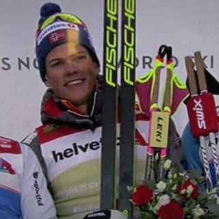 A sn Chicco Pellegrino sul podio sorride a Klaebo