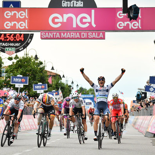 GIRO D’ITALIA: Cima all'ultimo respiro, Ackermann si prende la ciclamino, Carapaz sempre in rosa