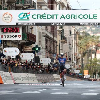 Ciclismo: Van der Poel stacca tutti sul Poggio e trionfa solitario in Via Roma