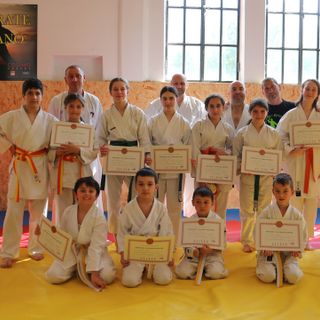 Nella foto in prima fila, accosciati, da sinistra, Mathias Gallo, Federico Montis, Laurent Bordet e Julien Jacquin; in seconda fila, in piedi, da sinistra, Giuseppe Cuozzo, Anna Sofia Cuozzo,  Anaëlle Jacquin, Eloïse Macrì, Giulia Olimpia Paonessa, Noemi Lombardo, Giulia Musumarra Meynet e Leon Sitta; interza fila, dietro, i Maestri Stefano Cedoloni, Marco Sebastianelli, Gianluca Benvenuto ed Alessandro Conte