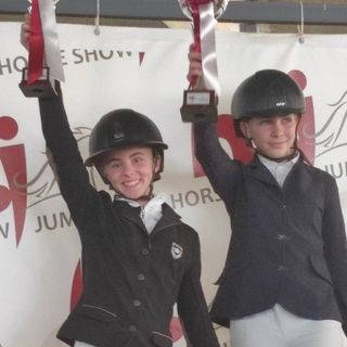 Da sn: Giovanna Dugrossu Victor  e Orillier Viola Orillier su De Haribo e Giovanna Dugrossu Victor