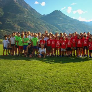 Foto di gruppo: in rossa Calvesi, in verde Atletica Cogne, in bianco Saint Christophe