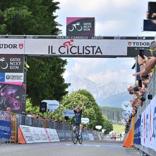 GIRO NEXT GEN: ALEC SEGAERT VINCE LA PRIMA TAPPA E CONQUISTA LA PRIMA MAGLIA ROSA
