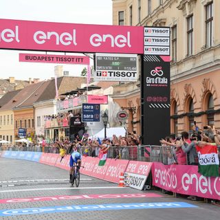 SIMON YATES VINCE LA SECONDA TAPPA DEL GIRO D’ITALIA  MATHIEU VAN DER POEL E’ ANCORA IN MAGLIA ROSA