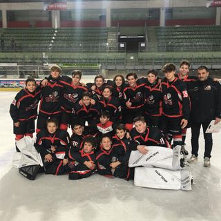 Hockey ghiaccio: Il vessillo rossonero dei Gladiators U 15 sventola sulla Torre Pellice