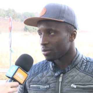 Gueye Ass Dia ai microfoni di una tv locale