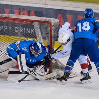 Il portiere azzurro Damian Clara blocca un attacco francese (Foto Vanna Antonello)