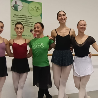 Da sinistra: Serena Spanò, Maria Venuti, Martina Antonia Condurro e Alica Susanna, con al centro la maestra Stefania Paci