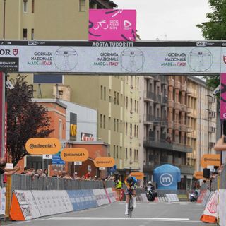 JAKOB SÖDERQVIST VINCE LA PRIMA TAPPA DEL GIRO NEXT GEN CONQUISTANDO LA PRIMA MAGLIA ROSA