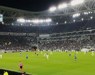 Coronavirus, i giocatori della Juve rinunciano agli stipendi da marzo a giugno: 90 milioni di euro risparmiati