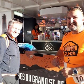 Carlo Marzi (ds), con il sindaco Fulvio Centoz, in una pausa di rifiatamento nel croso di una 24H di corsa-camminata a staffetta