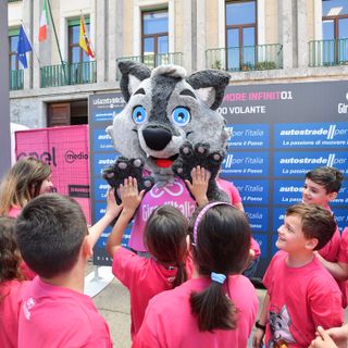 La mascotte del Giro &quot;Wolfie&quot; insieme ai bambini del progetto BiciScuola al Giro d'Italia 2018