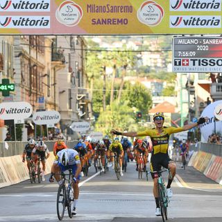 Wout van Aert vince la 111a Milano-Sanremo battendo in una volata ristretta Julian Alaphilippe