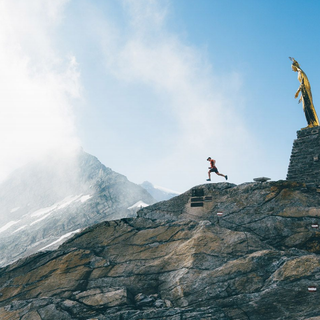 Lizzy Hawker ha lanciato una nuova gara ultratrail mozzafiato che si snoda su tre passi al confine tra Italia e Svizzera