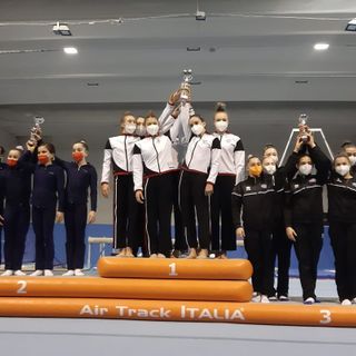 Sophie Graziano, Sofia Chiumello, Fatima Rosset, Martina Saroglia e Vittoria Ramanzin sul podio
