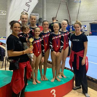 Vittoria Ramanzin, Beatrice Morra Di Cella, Annie Desandré, Martina Saroglia, Joana Koceku eEmma Viérin, con le istruttrici Claudia Iacona (col piccolo Liam) e Nathasha PellissierShB