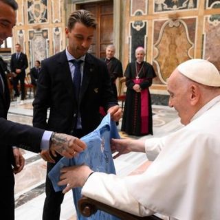 Dirigenti e calciatori del Real Club Celta di Vigo donano a Francesco una maglia della squadra Dirigenti e calciatori del Real Club Celta di Vigo donano a Francesco una maglia della squadra  (VATICAN MEDIA Divisione Foto)