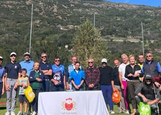Da sinistra: Federico Subet, Emanuele Giachino, James Paul Woodall, Marinella Bellinvia, Fabio Junod, Emilio Bionaz, Edi Avoyer (vice presidente del circolo), Michelle Avoyer (segretaria del circolo), Davide Vuillermoz (presidente della Pila spa), David Carvallo (direttore del circolo), Domenico Scopacasa, Lauro Bionaz, Elsa Blanc, Massimo Scopacasa (che ha vinto anche lo stagionale a sorteggio), Dario Martignene (vincitore del nearest messo a sorteggio da Fabio Junod), Renè Rosset e Ivo Letey.