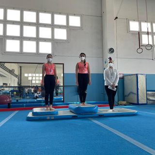 L'atleta Aurora Pifferi (a destra) sul podio