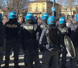 Champions, espulsi 54 tifosi olandesi dell'Ajax: avevano armi, fumogeni e petardi