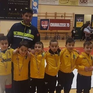 Nella foto di trepertorio Larry Romano con una cucciolata di aspirani calciatori