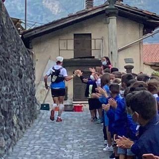 TORX: Jonas Russi festeggiato da bimbi e sindaco a Pont-Saint-Martin