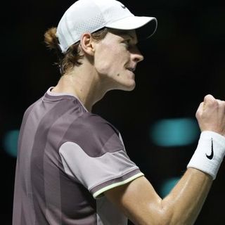 Jannik Sinner trionfa a Rotterdam: Il giovane talento italiano si impone in una finale epica e balza al terzo posto nel ranking mondiale, sognando in grande