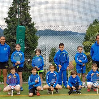 da sx in piedi Nathalie Viérin, Gaia Morsia, Angeline Bionaz, André Susanna, Oliviero Pretti, Fabio Paonessa. Da sx in basso Matilde Guichardaz, Marco Chiucchiurlotto, Claire Susanna, Mattia Melotti, René Macori.