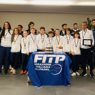 Foto della squadra con la Coppa Davis: in bianco da sx Viérin, Susanna, Perrin, Belley, Montegrandi, Melotti, Pretti, Cotaba, Perrelli, Paonessa con i Tecnici Federali
