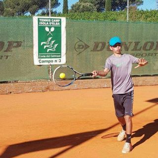 Noah Canonico durante la premiazione con il famoso coach Max Sartori.