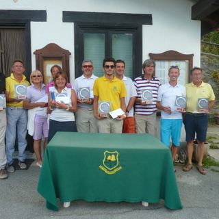 I premiati sui green dell'Arsanieres, da sinistra: Ivo Letey, Giancarlo Grange, Augusta Petey, Pier Giorgio  Gagliardi, Barbara Belpoliti, Carlo Miori, Roberto Fiabane e Mario Dal Santo