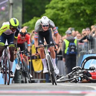 MATHIEU VAN DER POEL VINCE LA PRIMA TAPPA DEL GIRO D’ITALIA  ED È LA PRIMA MAGLIA ROSA