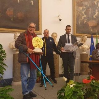 Alla presentazione della Maratona di Roma 2023 al Campiodoglio, l'artista Bandfeldt Rosada (a sinistra) presenta la Coppa degli Ultimi da lui realizzata. Al centro, il presidente di Athletica Vaticana Giampaolo Mattei Alla presentazione della Maratona di Roma 2023 al Campiodoglio, l'artista Bandfeldt Rosada (a sinistra) presenta la Coppa degli Ultimi da lui realizzata. Al centro, il presidente di Athletica Vaticana Giampaolo Mattei