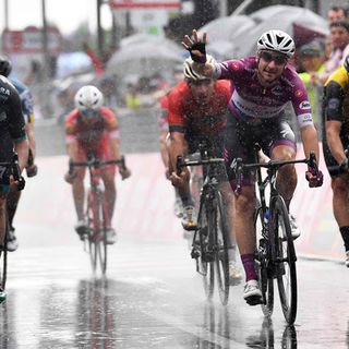 GIRO D'ITALIA: Poker di Elia Viviani sotto la pioggia