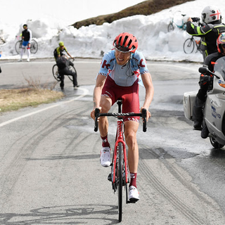 Il Presidente dell'UCI David Lappartient ha premiato la Maglia Rosa Valerio Conti