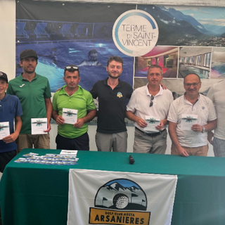 Nella foto da sinistra Thomas Farinet, Bruno Nex, Mael Farinet, Loris Farinet, Lulzim Uka, Andrea Succ, Renè Savoye, Domenica Scopacasa e Fabio Furfaro (sponsor)