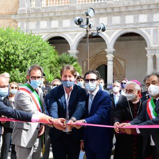 l taglio del nastro davanti alla Cattedrale di Monreale da parte del Direttore del Giro d'Italia Mauro Vegni (primo da sinistra) insieme alle autorità locali ha inaugurato l'edizione 2020 della Corsa Rosa