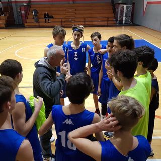 Coach Artuso impartisce direttive in una pausa del match