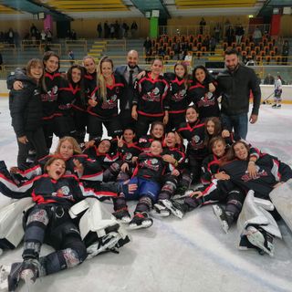 Hockey ghiaccio: Il palaghiaccio si tinge di rosa