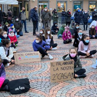 Oltre 400 hanno protestato in piazza ad Aosta contro la requisizione del Palaindoor