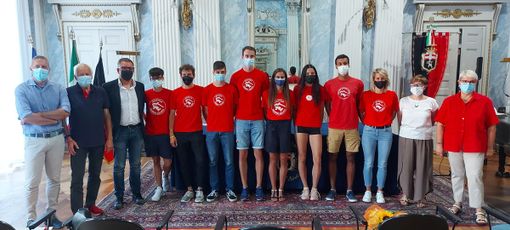 Foto di gruppo per atleti premiati e autorità