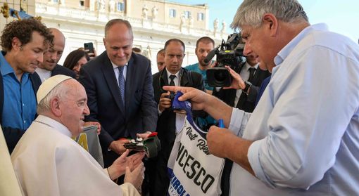 Papa Francesco benedice la Coppa del Mondo di Skiroll: “Saluto la delegazione. Prego per la martoriata Ucraina”