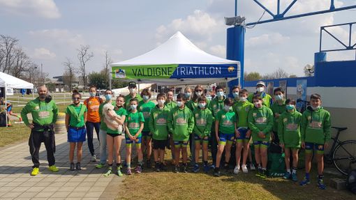 Foto di gruppo per la Valdigne Triathlon