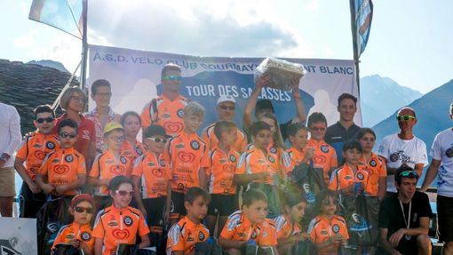 Foto di gruppo per l'Orange Bike Team