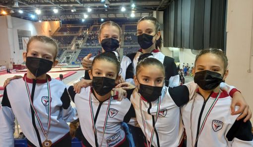 In primo piano Abigail Martinet, Marta Nieroz, Ginevra Grosso e Annie Desandré, in secondo piano Claire Savoye e Martina Saroglia