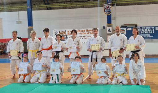 foto (in ordine) di gruppo finale, foto diplomi Dan, con il Maestro Carcassi, foto nuovi allenatori, istruttori e foto diplomi di kyu