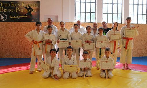 Nella foto in prima fila, accosciati, da sinistra, Mathias Gallo, Federico Montis, Laurent Bordet e Julien Jacquin; in seconda fila, in piedi, da sinistra, Giuseppe Cuozzo, Anna Sofia Cuozzo,  Anaëlle Jacquin, Eloïse Macrì, Giulia Olimpia Paonessa, Noemi Lombardo, Giulia Musumarra Meynet e Leon Sitta; interza fila, dietro, i Maestri Stefano Cedoloni, Marco Sebastianelli, Gianluca Benvenuto ed Alessandro Conte