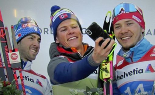 Selfie sul podio per Chicco Pellegrino, Johannes Klaebo e Gleb Retivykh